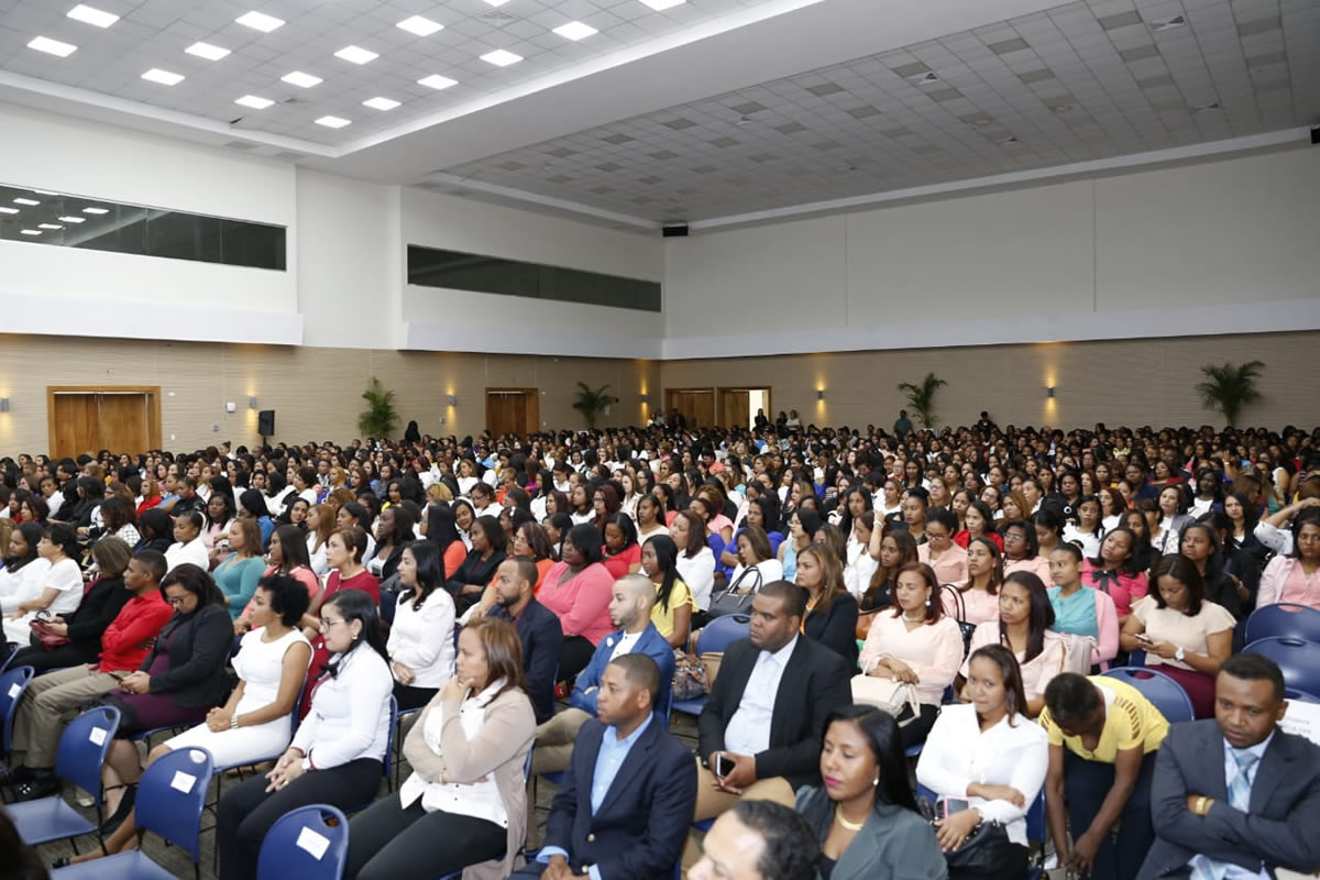 Vista parcial de los 845 colaboradores que realizaron el Diplomado